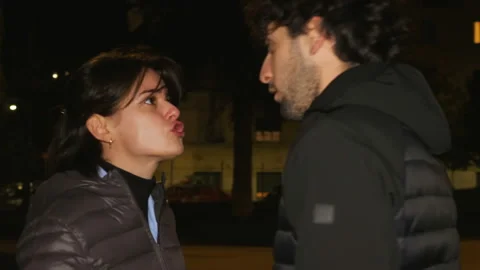 Couple discussing and arguing the streets at night 스톡 동영상 152761253