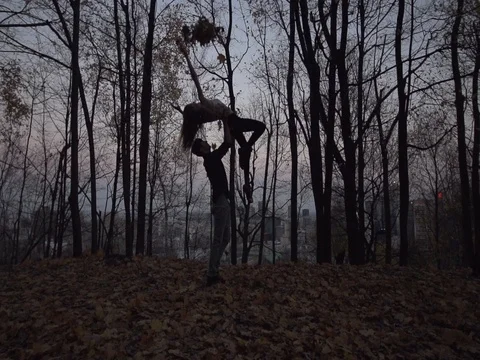 Couple do Partner Acro and Throw Fall Leaves in Slow Motion Stock-Footage 80164464