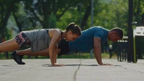 Couple doing push-ups Stock Footage 100031930