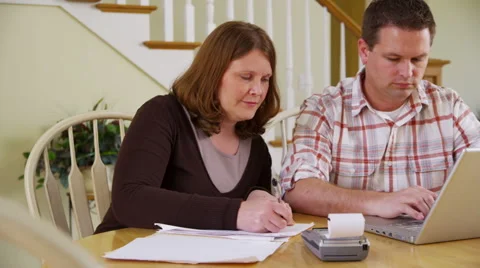 Couple doing taxes Stockbeeldmateriaal 62283931