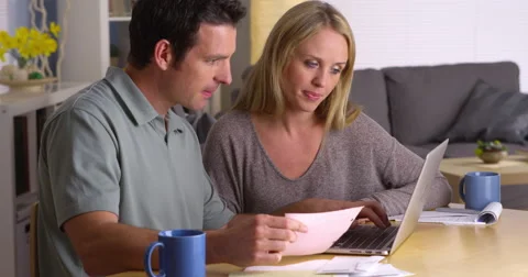 Couple doing their finances with laptop Stock-Footage 44480660