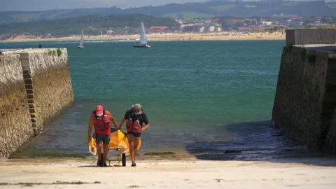 COUPLE DRAGGING A KAYAK Video stock 160628593