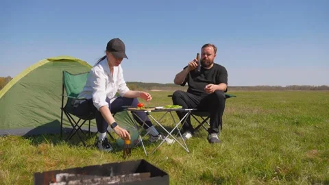 Couple drinking beer and relaxing during a picnic in the countryside Vídeo Stock 344608688