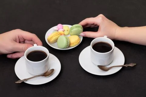 Couple drinking coffee with macaroon Fotos Stock