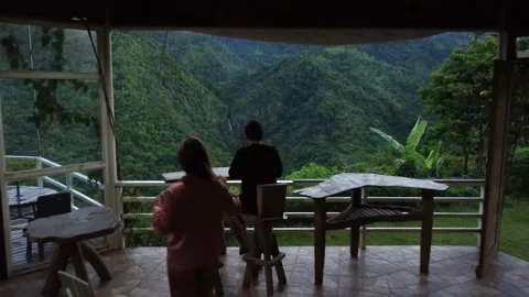 Couple drinking coffee in an overlooking view Vídeos de archivo 202059763