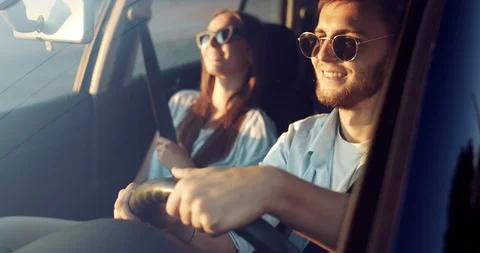 Couple Driving on Sunset Vidéo 116093885