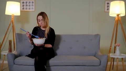 Couple eat salad on the couch 库存影片 127284741