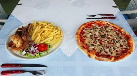 Couple eating lunch Video stock 1068472