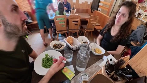 Couple Eating Together at Rustic Restaurant Table Sharing Salad and Small Vídeo Stock 332891801