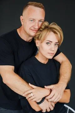 Couple embraces in a studio setting during a casual moment together Foto stock