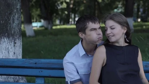 Couple embracing on bench 库存影片 79501759