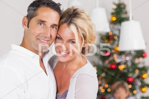 Couple embracing at christmas Stock-Fotos