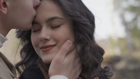 The couple, embracing, join the forest corral, experiencing a shared experience Vidéo 263654065