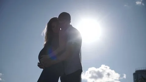 Couple embracing in sunlight 库存影片 79506207