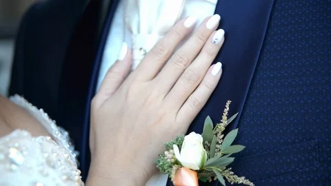 Couple embracing on wedding day Vidéo 70913290
