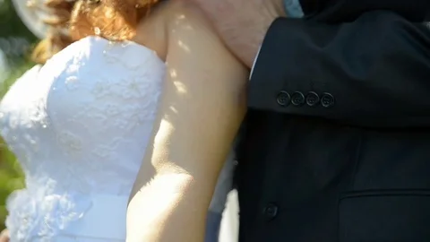 Couple embracing on wedding day 库存影片 71293718
