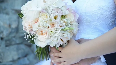 Couple embracing on wedding day 库存影片 71293849