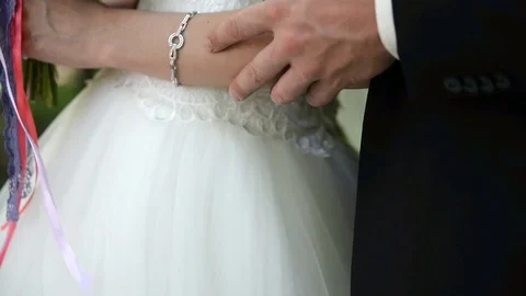 Couple embracing on wedding day 库存影片 71294917