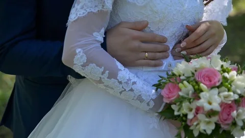 Couple embracing on wedding day Видео 71386228