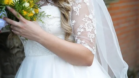 Couple embracing on wedding day Видео 71386291