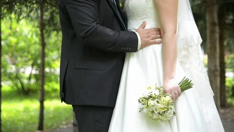 Couple embracing on wedding day Видео 71386683