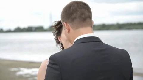 Couple embracing on wedding day Видео 71386834