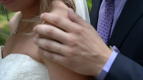 Couple embracing on wedding day Видео 71387322