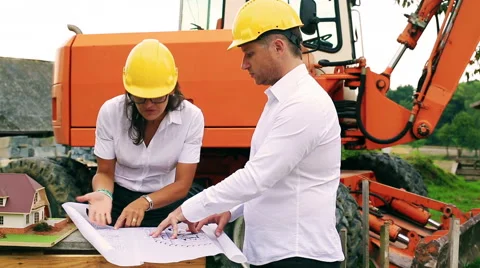 Couple of engineers having fight on the construction site Vídeos de archivo 41391201