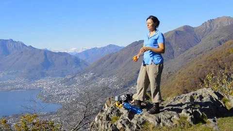 Couple Enjoy the Panoramic View over Mountains and Throwing an Apple Stockbeeldmateriaal 111323858