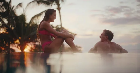 Couple Enjoying Drinks in the Pool on Vacation Vidéo 225847926