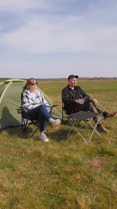 Couple enjoying a picnic while camping in nature 스톡 동영상 319790910