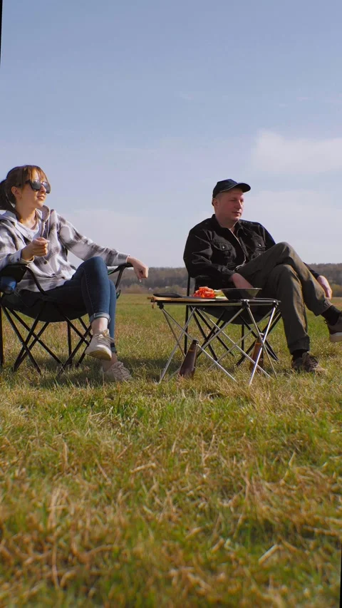 Couple enjoying a picnic while camping in nature 스톡 동영상 319791553