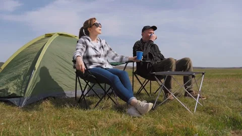 Couple enjoying a picnic while camping in nature 库存影片 319824121