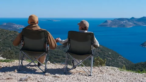 Couple enjoys the seascape 库存影片 332994633
