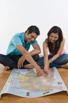 Couple examining a map Fotos Stock