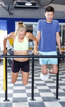 Couple exercising push-ups on bars 库存照片