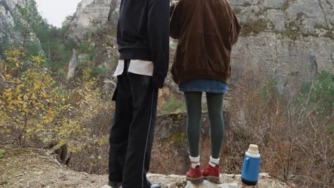 Couple Exploring Breathtaking Mountain Scenery at Sunrise 库存影片 302220421