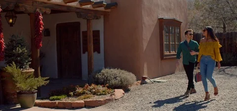 Couple Exploring Downtown Santa Fe, New Mexico Vídeo Stock 109492040