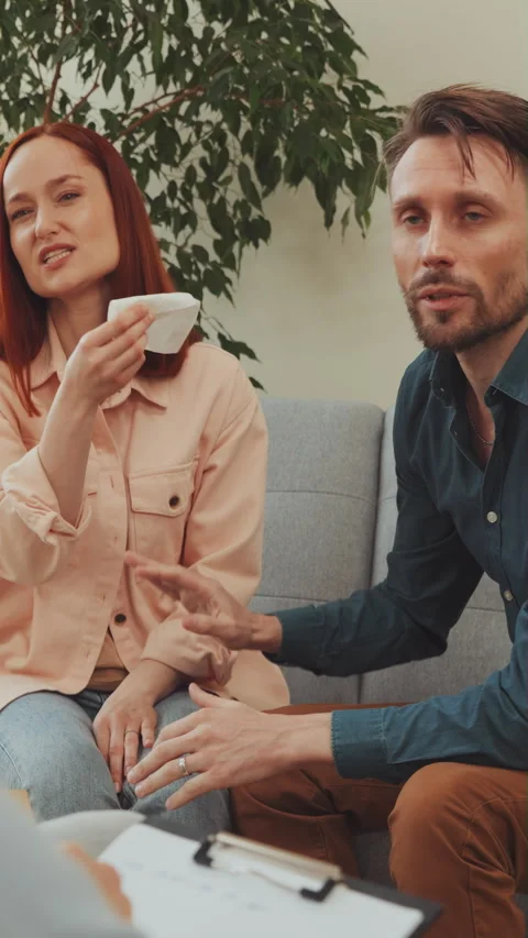 Couple facing emotional challenges in therapy 스톡 동영상 341681447