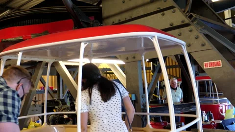 Couple is getting in cable car open air cabin 库存影片 160531374