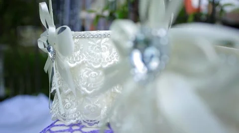 Couple gift basket with crystal on table. Wedding decor. Видео 61683195