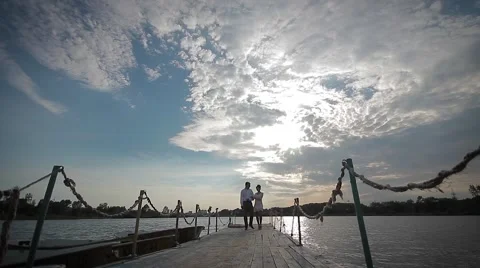 Couple goes on the pier at the camera Vidéo 53482256