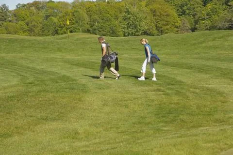 Couple on Golf Course Fotos de archivo
