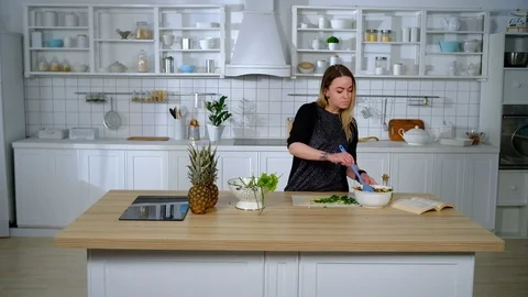Couple had a fight in the kitchen Vidéo 127286918