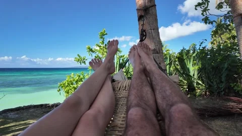 Couple Hammock Paradise Stockbeeldmateriaal 335969490