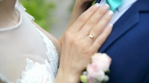 Couple hands embracing on wedding day 库存影片 71295413