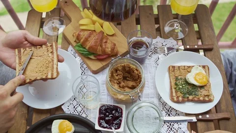 Couple having Breakfast on the balcony. Vídeo Stock 91251380