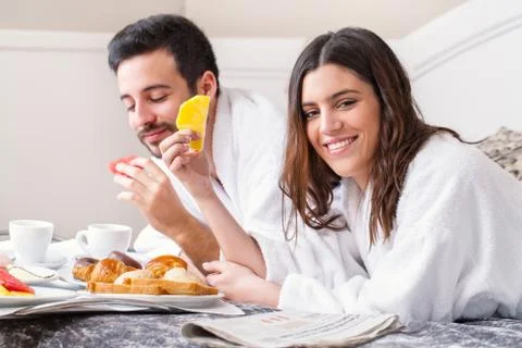 Couple having breakfast in hotel room. Foto stock