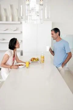 Couple Having Breakfast In Kitchen Foto stock