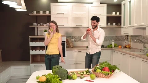 Couple Having Fun in Kitchen 動画素材 87283872